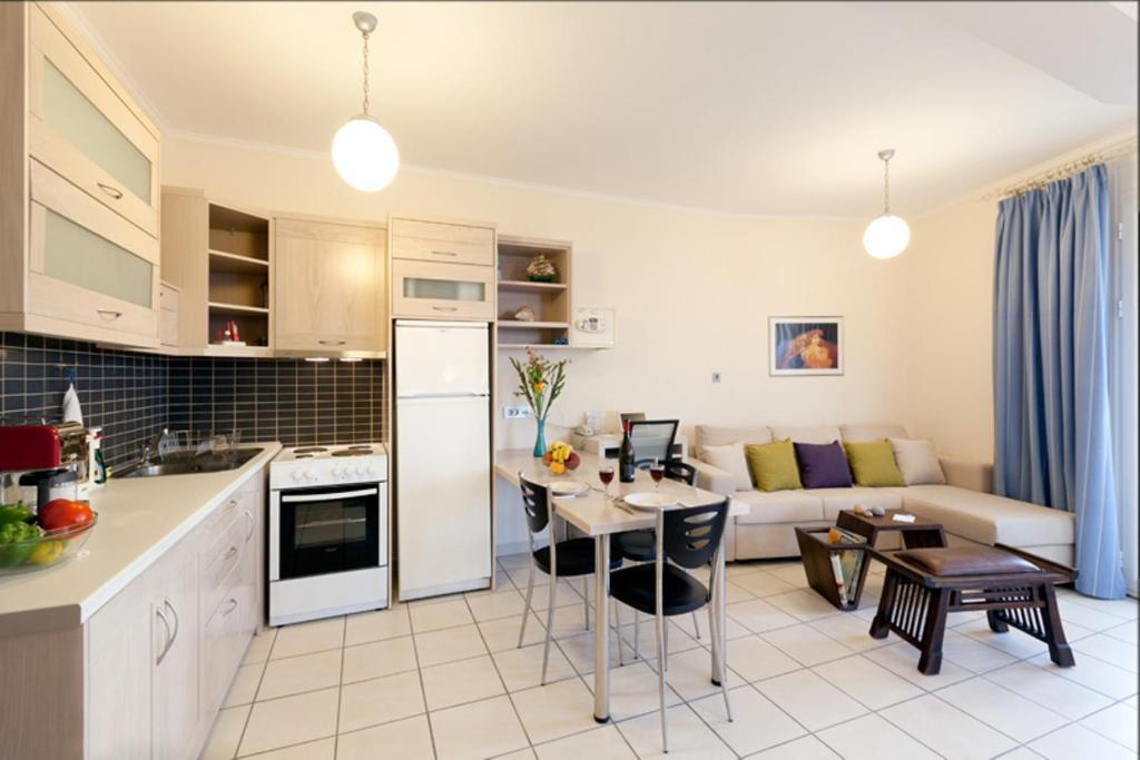 Giorgi'S Blue Apartments กาลาธาส ภายนอก รูปภาพ